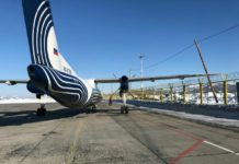 Самолет DHC-8-200 авиакомпании "Аврора", который столкнулся с деревянным столбом в Южно-Сахалинске