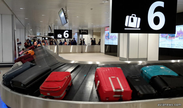 Чемоданы пассажиров на багажной ленте в аэропорту