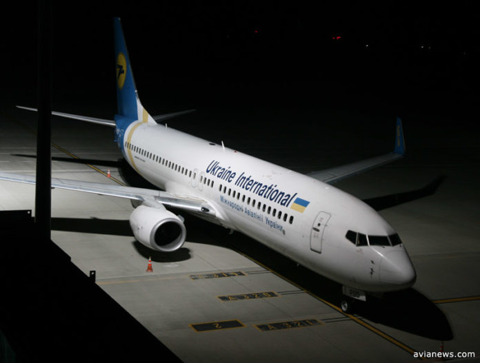 Boeing 737 МАУ во время ночной стоянки в аэропорту