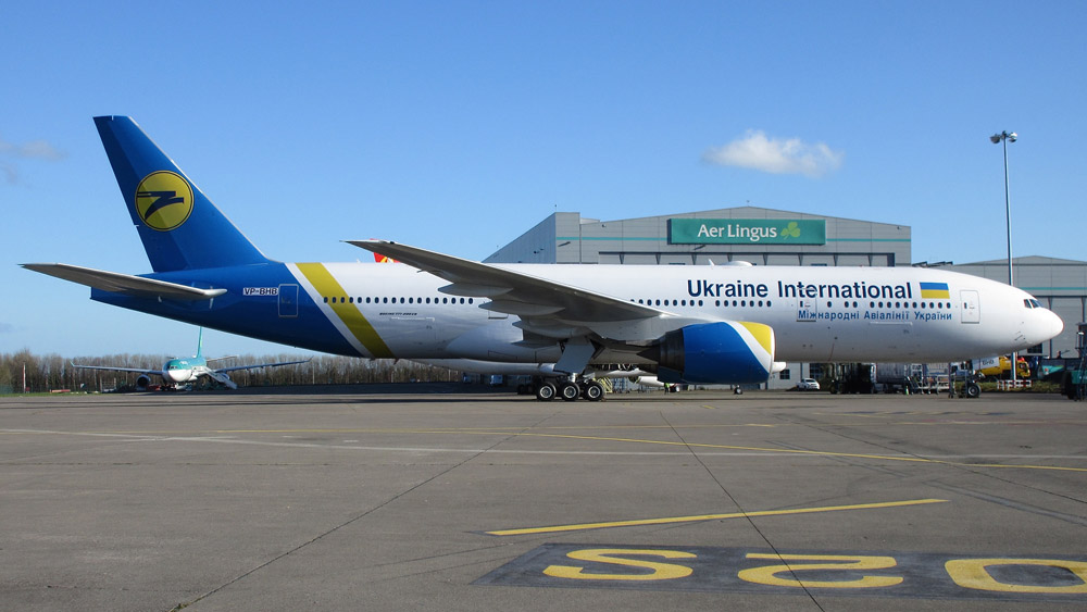 Boeing 777-200ER в ливрее МАУ в аэропорту Дублина