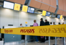 Пассажиры Pegasus Airlines регистрируются на рейс в аэропорту