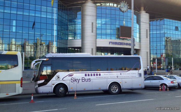Автобус Skybus у Южного железнодорожного вокзала в Киеве