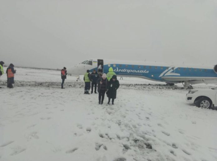 Выкатившийся в аэропорту Запорожье Embraer 145 