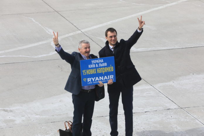 Глава Ryanair Майкл О’Лири и министр инфраструктуры Украины Владимир Омелян на перроне аэропорта Борисполь