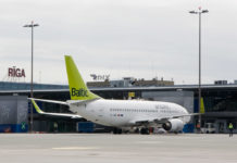 Самолет airBaltic в аэропорту Рига