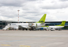 Самолеты airBaltic в аэропорту Рига