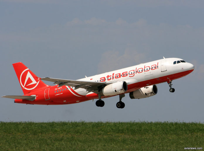 Взлет самолета А320 в ливрее Atlasglobal, выполняющего рейс Atlasjet Ukraine