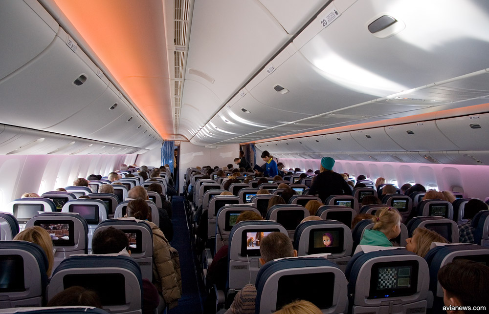 Салон самолета Boeing 777-200ER МАУ на рейсе Киев-Львов