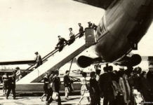 Пасажири виходять з Ту-104 в аеропорту Бориспіль