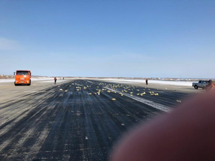 Золото, высыпавшееся на полосу из Ан-12 во время взлета в аэропорту Якутск