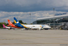 Перрон с самолетами в аэропорту Львов