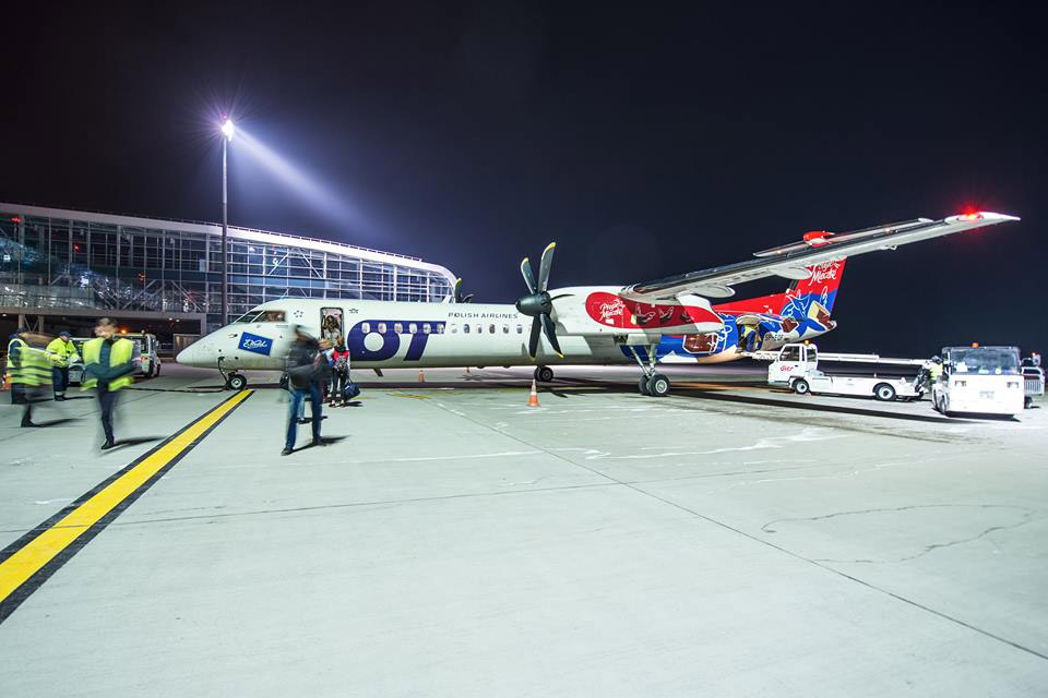 Bombardier Q400 авиакомпании LOT на перроне аэропорта Львов