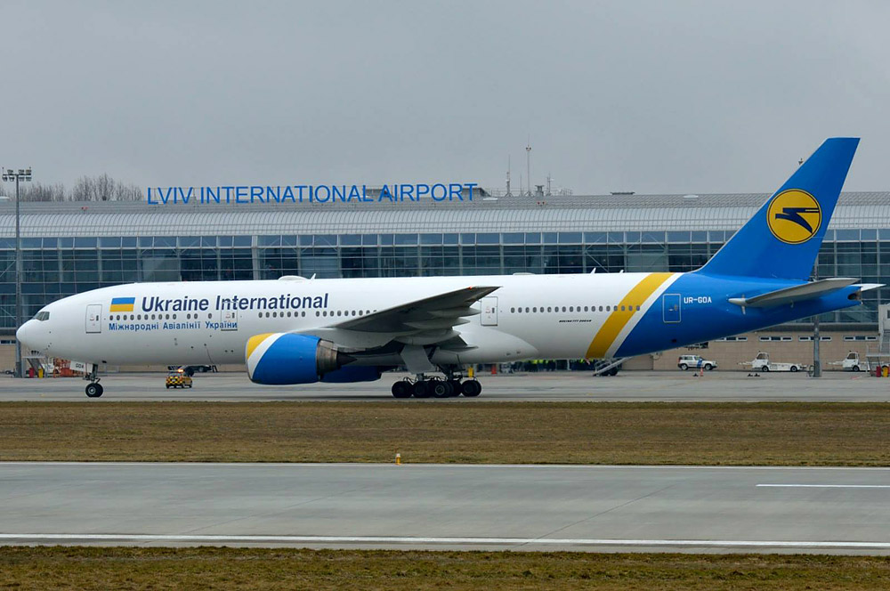 Boeing 777-200ER МАУ на фоне терминала во Львове