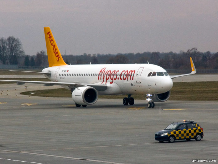 Airbus A320 Pegasus Airlines заруливает на стоянку