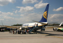 Пасажири сідають у літак Boeing 737-800 Ryanair