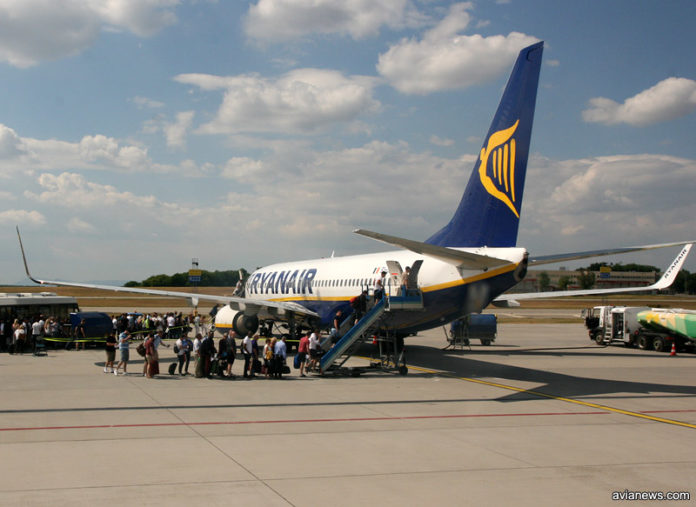 Пасажири сідають у літак Boeing 737-800 Ryanair