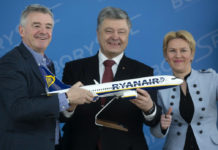 Глава Ryanair Майкл О'Лири, президент Украины Петр Порошенко и гендиректор аэропорта Львов Татьяна Романовская после подписания договоров между лоу-костов и аэропортами Борисполь и Львов