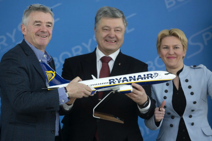 Глава Ryanair Майкл О'Лири, президент Украины Петр Порошенко и гендиректор аэропорта Львов Татьяна Романовская после подписания договоров между лоу-костов и аэропортами Борисполь и Львов