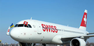 Самолет Airbus A320 Swiss заруливает на стоянку в аэропорту Борисполь