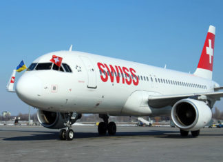 Самолет Airbus A320 Swiss заруливает на стоянку в аэропорту Борисполь