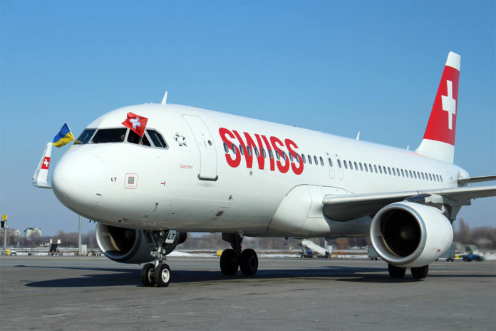 Самолет Airbus A320 Swiss заруливает на стоянку в аэропорту Борисполь