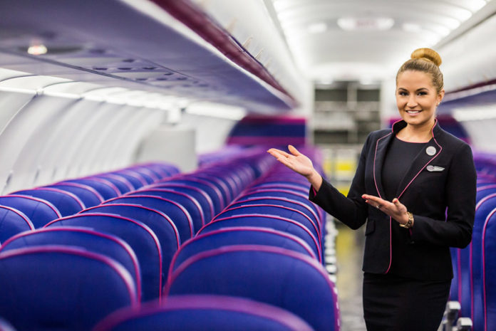 Бортпроводник Wizz Air в самолете лоу-коста