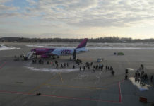 Посадка пассажиров в самолет Wizz Air