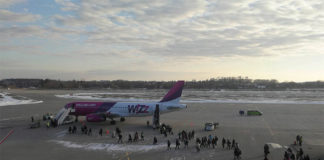 Посадка пассажиров в самолет Wizz Air