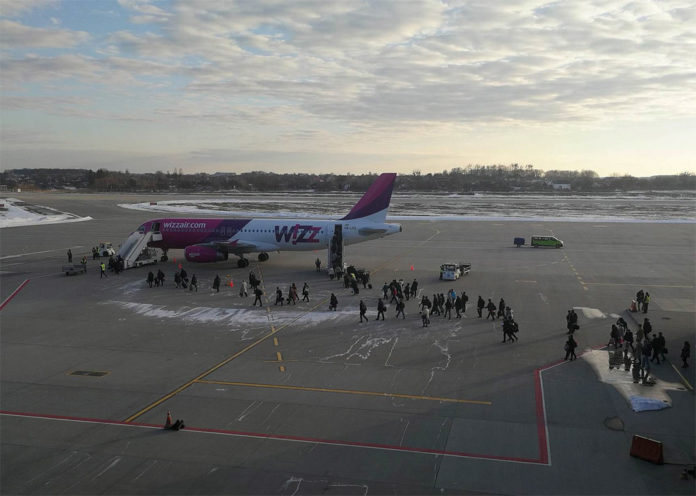 Посадка пассажиров в самолет Wizz Air