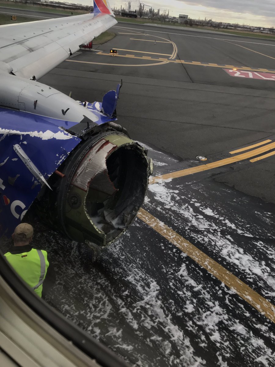 Взорвавшийся двигатель Boeing 737-700 Southwest