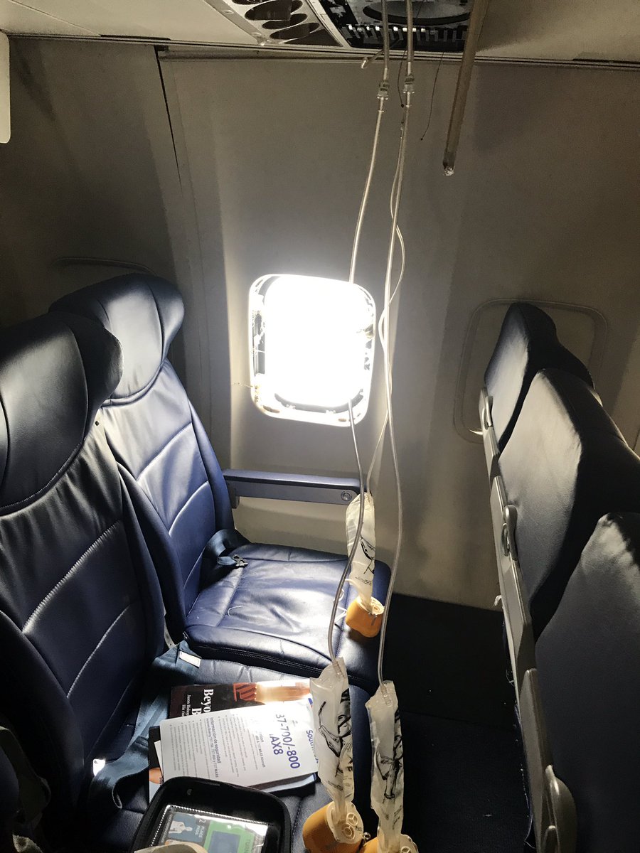 Разбитый иллюминатор Boeing 737-700 Southwest. Фото: Matt Tranchin
