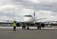 Новый Embraer 175 "Белавиа" заруливает на место стоянки