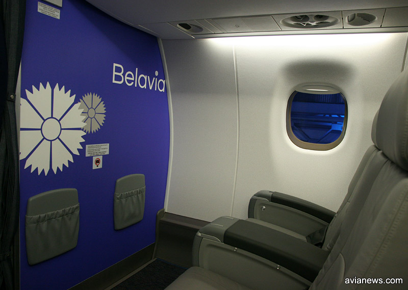 Перегородка салона бизнес-класса в Embraer 165 "Белавиа"