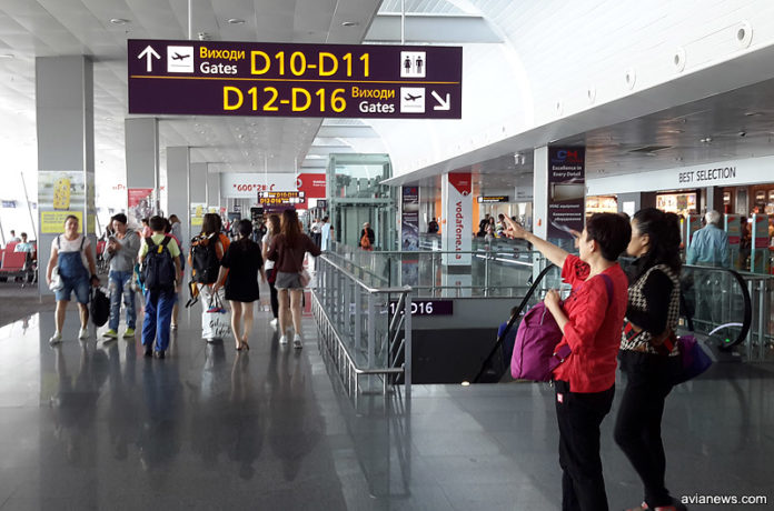 Пассажиры в аэропорту Борисполь, терминал D