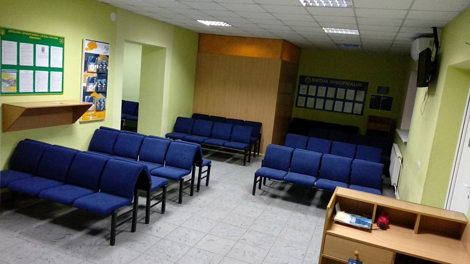 Новые кресла в зале ожидания