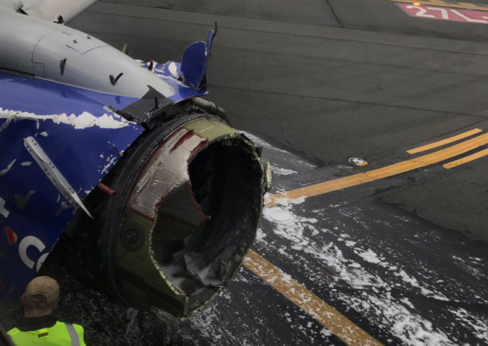 Поврежденный двигатель Boeing 737-700 Southwest