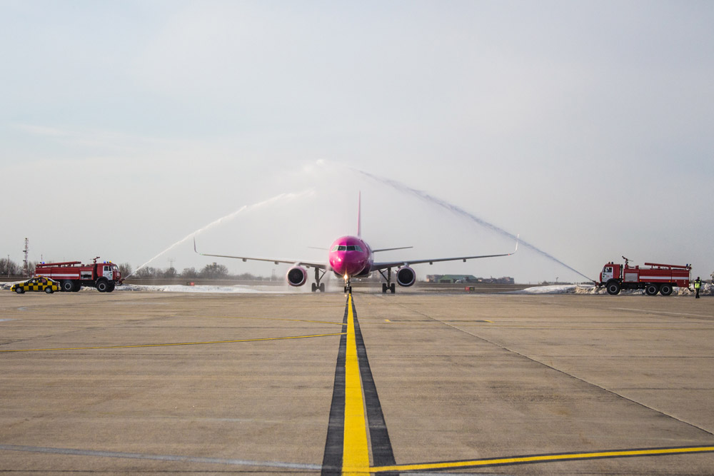 Водяной салют для первого за 4 года рейса Wizz Air в Харьков