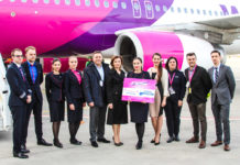 Экипаж Wizz Air и руководство аэропорта Харьков