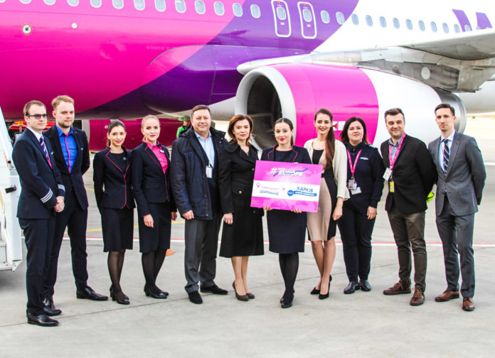 Экипаж Wizz Air и руководство аэропорта Харьков