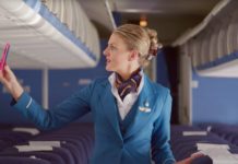 Стюардесса KLM нашла забытый пассажиром смартфон в салоне