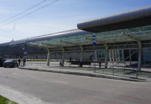 Остановка общественного транспорта около нового терминала в аэропорту Львов