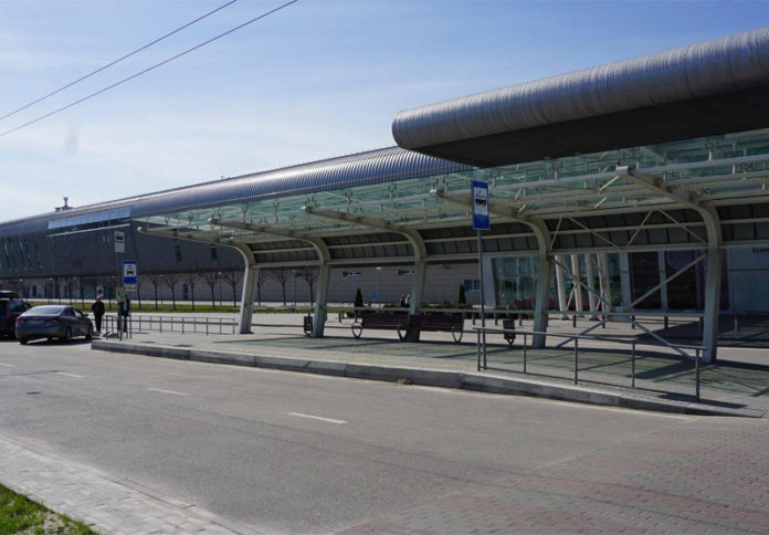 Остановка общественного транспорта около нового терминала в аэропорту Львов