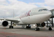 Самолет Airbus A330 Qatar Airways у телетрапа в аэропорту