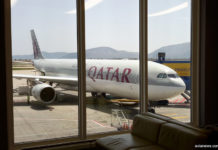 Вид на самолет Qatar Airways из терминала аэропорта