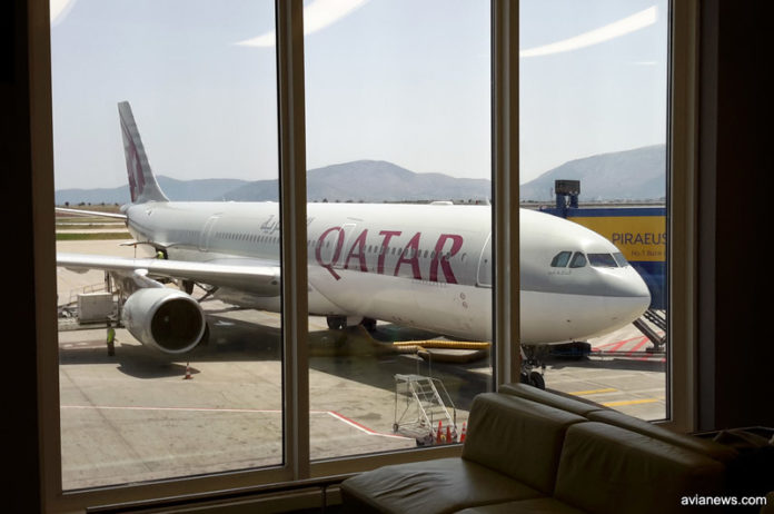 Вид на самолет Qatar Airways из терминала аэропорта
