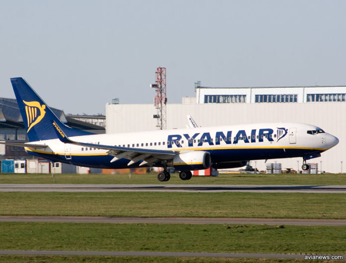 Boeing 737-800 Ryanair заходит на посадку