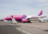 Самолет Wizz Air на перроне в аэропорту