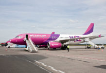Самолет Wizz Air на перроне в аэропорту
