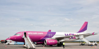 Самолет Wizz Air на перроне в аэропорту