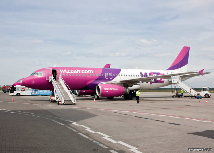 Самолет Wizz Air на перроне в аэропорту